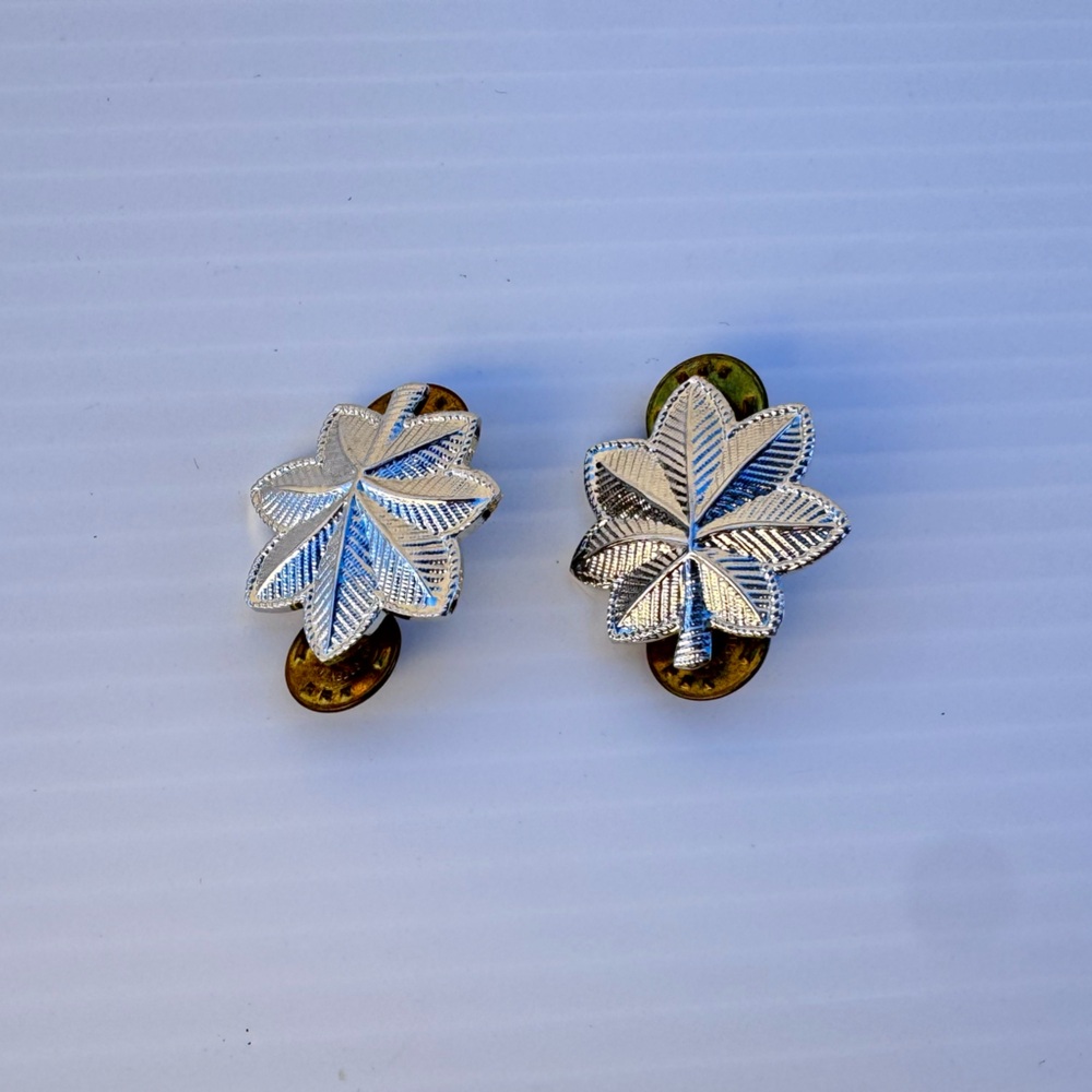 USGI Army Issued LTC Rank Insignia Silver Oak Leaf Pins Pair Lieutenant Colonel